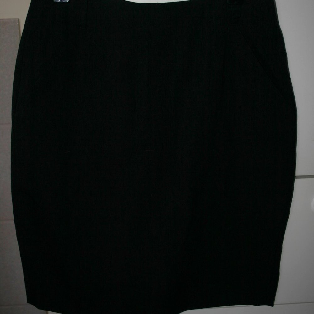 DKNY/Donna Karan NY Black Fully Lined Short Skirt Size 6 100% Wool Excellent